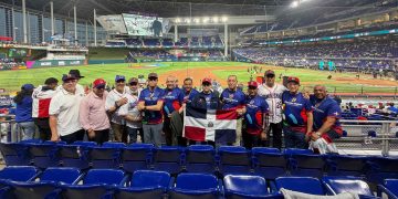 Familia Guzmán Marcelino comparte con amigos en el Clásico Mundial de Béisbol