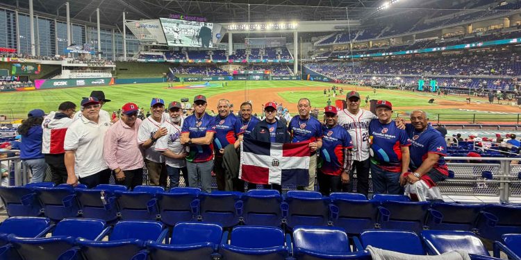 Familia Guzmán Marcelino comparte con amigos en el Clásico Mundial de Béisbol