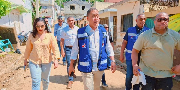 Gobierno acelera reparación de escuelas dañadas por inundaciones en Gaspar Hernández