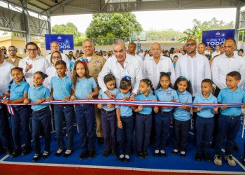 Gobierno impulsa el deporte escolar con nueva cancha techada en Licey al Medio