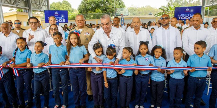 Gobierno impulsa el deporte escolar con nueva cancha techada en Licey al Medio