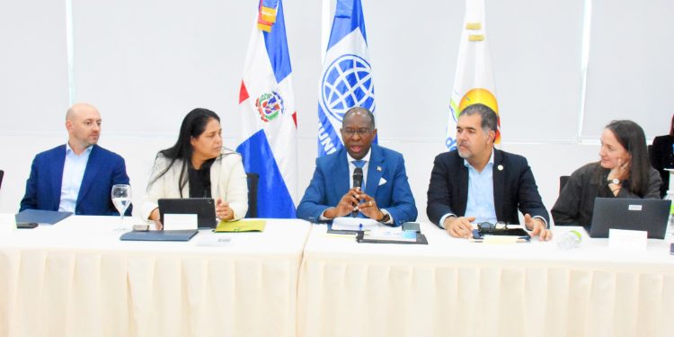 Gobierno y Banco Mundial coordinan acciones para potenciar el turismo en Pedernales