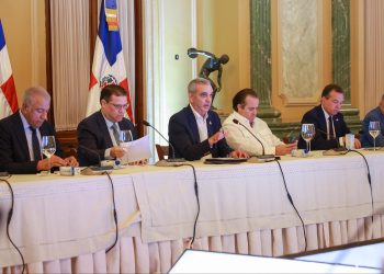 Gobierno y sector productivo acuerdan medidas para frenar impacto de crisis internacional