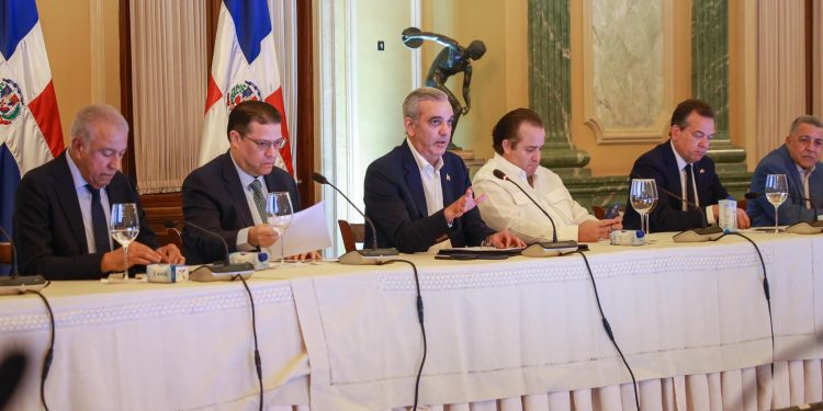 Gobierno y sector productivo acuerdan medidas para frenar impacto de crisis internacional