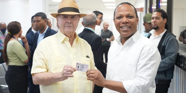 Hipólito Mejía tramita nueva licencia y exhorta a ciudadanos a renovar a tiempo