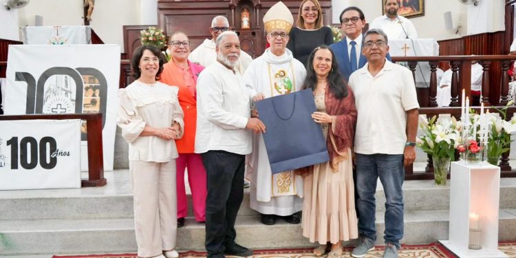 Honran siglo de fe y servicio de parroquia en Santiago