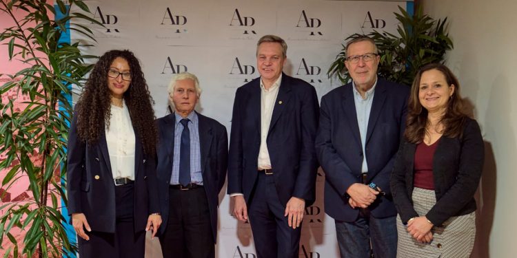 Proyecto intergeneracional en Francia destaca el poder del arte como puente cultural