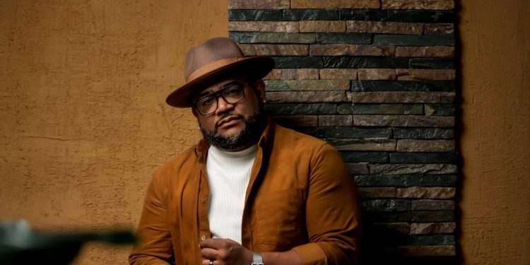 Moa Cabrera presenta nuevo videoclip y consolida su crecimiento artístico