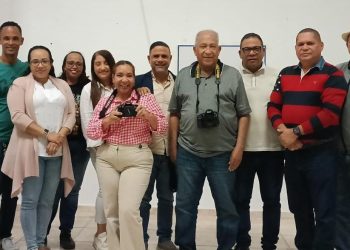 Periodistas fortalecen sus habilidades en taller sobre fotografía y uso de la cámara