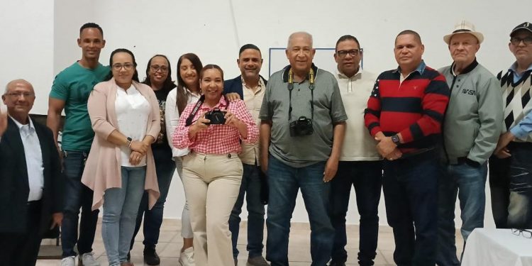 Periodistas fortalecen sus habilidades en taller sobre fotografía y uso de la cámara
