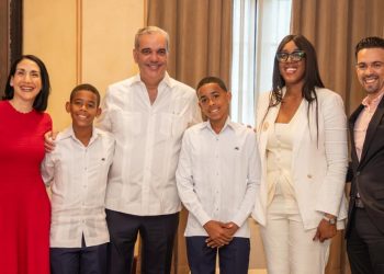 Presidente reconoce talento estudiantil al recibir a joven orador “Pico de Oro”