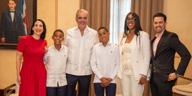 Presidente reconoce talento estudiantil al recibir a joven orador “Pico de Oro”
