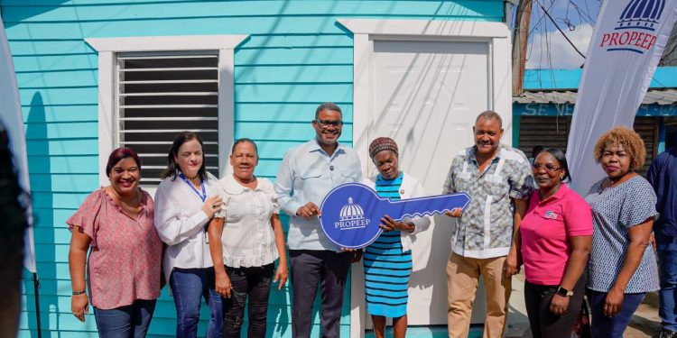 Propeep transforma vida de mujer no vidente con entrega de vivienda digna en Capotillo