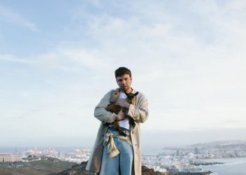 El artista urbano apuesta por la verbena y el merengue para rendir homenaje a la cultura popular de las Islas Canarias