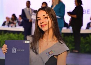 Estudiante sobresaliente de UNICARIBE se gradúa con beca del MESCyT