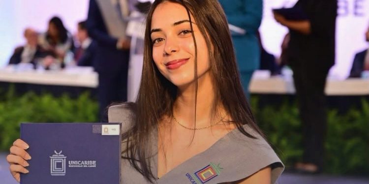 Estudiante sobresaliente de UNICARIBE se gradúa con beca del MESCyT