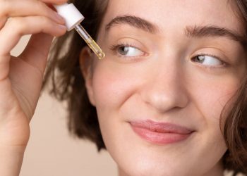 ¿Retinoides y colágeno en crema o en pastillas? Dermatóloga explica cuál opción es más recomendable