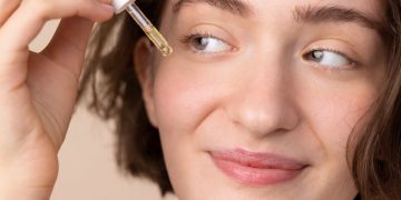 ¿Retinoides y colágeno en crema o en pastillas? Dermatóloga explica cuál opción es más recomendable