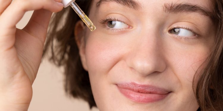 ¿Retinoides y colágeno en crema o en pastillas? Dermatóloga explica cuál opción es más recomendable
