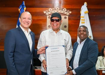 Santiago reconoce a Fernando Villalona como Hijo Adoptivo en emotivo acto oficial