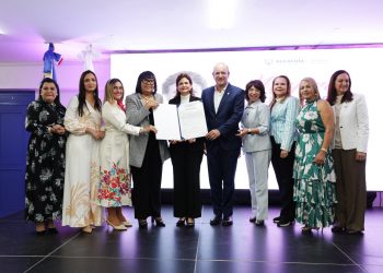 Santiago rinde homenaje a 25 mujeres destacadas en acto encabezado por Raquel Peña