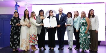 Santiago rinde homenaje a 25 mujeres destacadas en acto encabezado por Raquel Peña