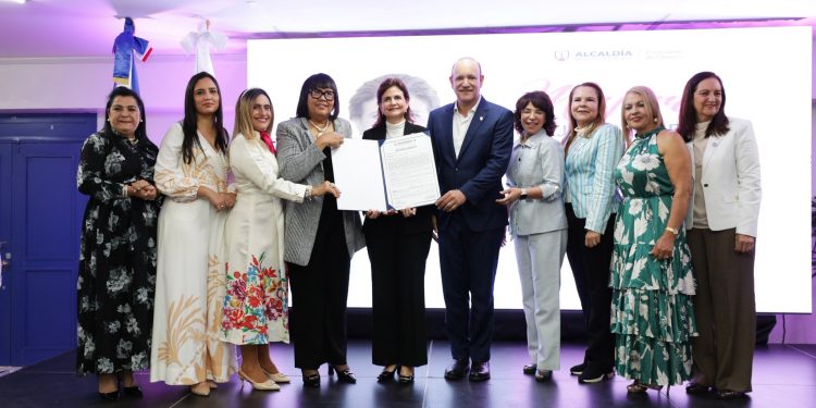 Santiago rinde homenaje a 25 mujeres destacadas en acto encabezado por Raquel Peña