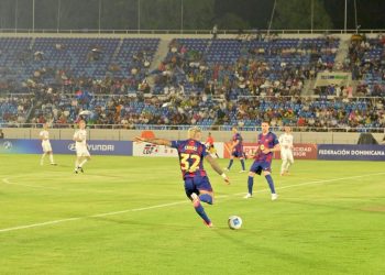 Santo Domingo vivió una noche inolvidable con empate entre leyendas del Real Madrid y Barcelona