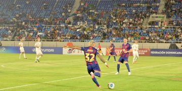 Santo Domingo vivió una noche inolvidable con empate entre leyendas del Real Madrid y Barcelona