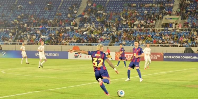 Santo Domingo vivió una noche inolvidable con empate entre leyendas del Real Madrid y Barcelona
