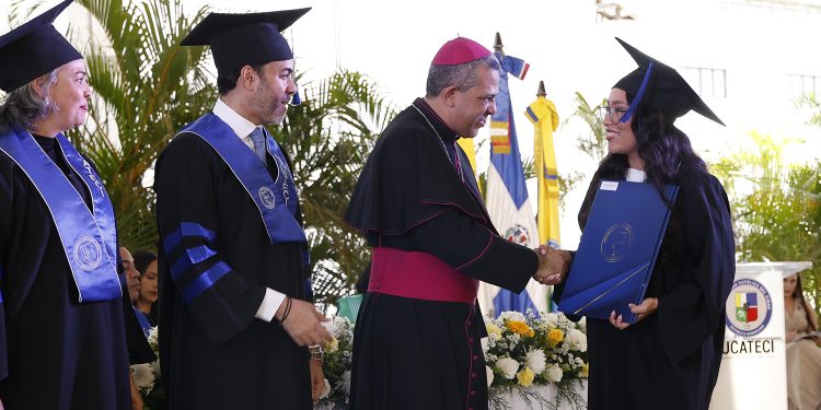 UCATECI celebra su 81.ª graduación con 351 nuevos profesionales en La Vega