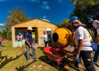 Voluntariado impulsa transformación comunitaria en Yaguate con mejoras en viviendas y espacios deportivos