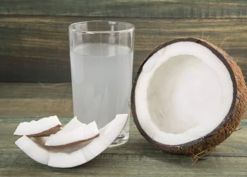 El agua de coco gana popularidad como bebida natural y saludable