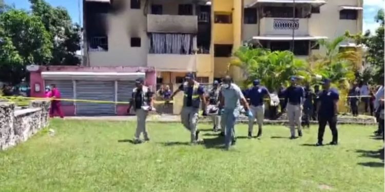 Tragedia en Santo Domingo Este: hombre mata a su pareja y luego incendia vivienda