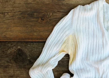 Sudor y manchas en la ropa: lo que debes saber sobre las marcas amarillas en prendas blancas