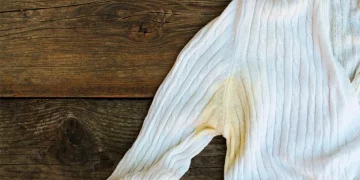 Sudor y manchas en la ropa: lo que debes saber sobre las marcas amarillas en prendas blancas
