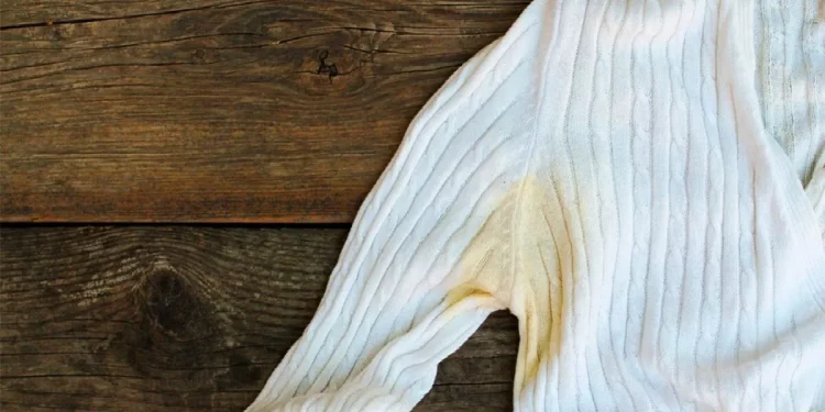 Sudor y manchas en la ropa: lo que debes saber sobre las marcas amarillas en prendas blancas