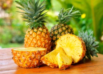 La piña: una fruta tropical que destaca por sus beneficios para la salud