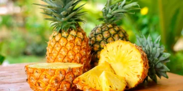 La piña: una fruta tropical que destaca por sus beneficios para la salud