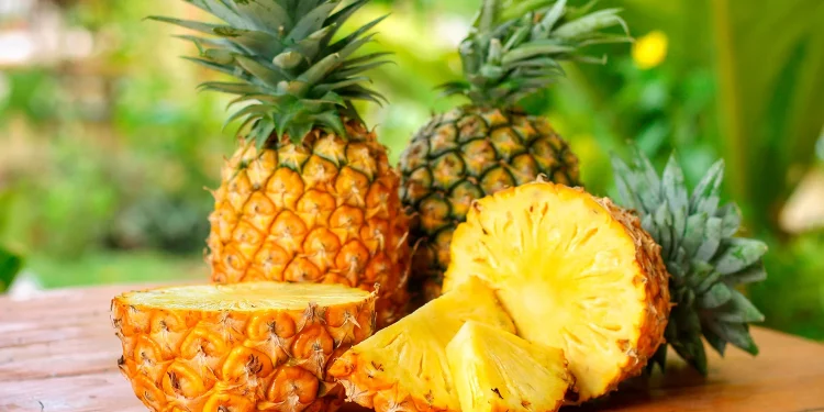 La piña: una fruta tropical que destaca por sus beneficios para la salud