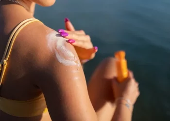 Dermatólogos alertan sobre la importancia del protector solar para prevenir daños en la piel