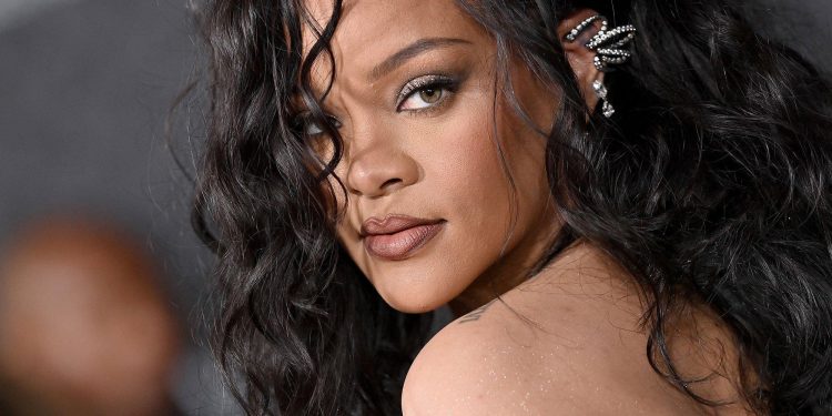 Mujer es detenida tras presunto tiroteo contra residencia de Rihanna en California