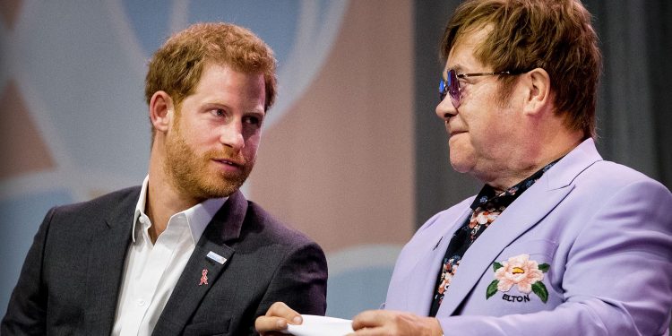 Príncipe Enrique y Elton John exigen millonaria compensación al Daily Mail por invasión de privacidad