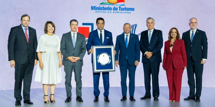 ABA reconoce a David Collado por fortalecer el turismo y atraer mayor inversión al país