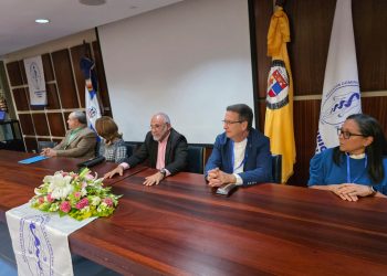ADOMEINT fortalece formación médica con exitoso simposio de residentes en Santiago