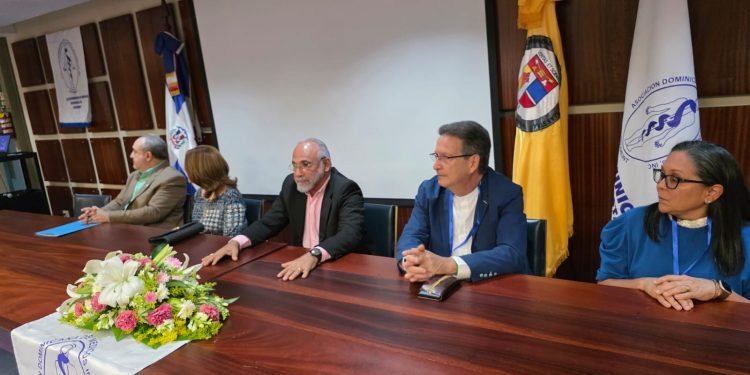 ADOMEINT fortalece formación médica con exitoso simposio de residentes en Santiago