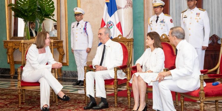 Abinader acredita a seis nuevos embajadores y fortalece relaciones diplomáticas