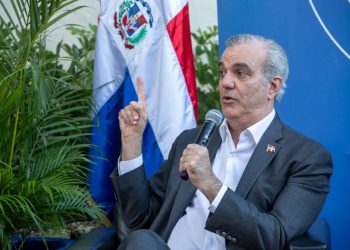 Abinader dialoga con universitarios y resalta educación y servicio como motores del desarrollo
