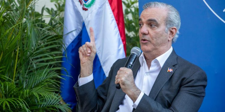 Abinader dialoga con universitarios y resalta educación y servicio como motores del desarrollo