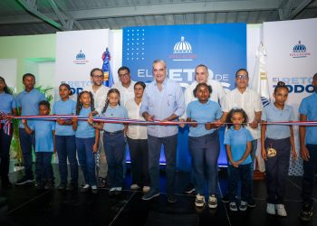 Abinader entrega liceo en Copeyito y pone fin a 14 años de espera educativa